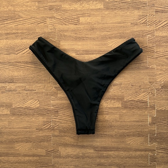 BLACK V BIKINI BOTTOMS SIZE MEDIUM - Picture 2 of 2